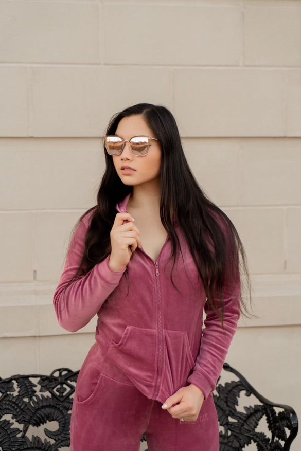 Cropped Velour Set – Soft Luxury Meets Effortless Street Style